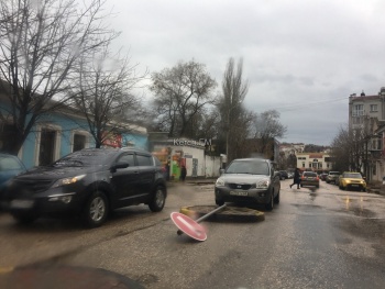 Новости » Криминал и ЧП: В Керчи автомобиль сбил дорожный знак