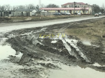 Новости » Общество: Из-за строительства ж/д ветки к Крымскому мосту в Багерово распахали дороги