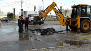 Новости » Общество: Напротив Кирова, 5 в Керчи водоканал разрыл парковку