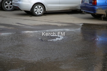 Новости » Общество: В Керчи на Пролетарской из люка вода бьет фонтаном (видео)