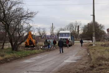 Новости » Общество: Нечего на зеркало пенять: администрация Керчи винит подрядчика в мусоре На Козлова и за Мегацентром