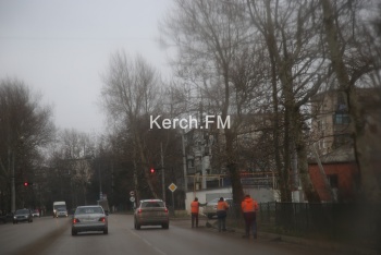 Новости » Общество: На Генерала Петрова коммунальщики убирали дороги