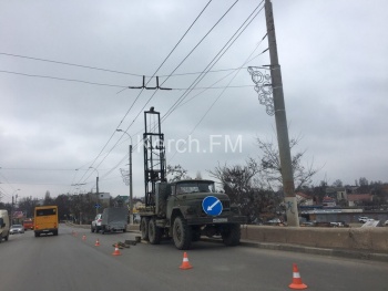 Новости » Общество: На Горьковском мосту бурят отверстия в дорожном полотне