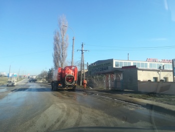 Новости » Общество: В Керчи на АТП моют водой тротуар у остановки