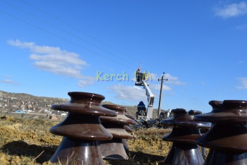 Новости » Общество: В дачный кооператив на въезде в Керчь  КРЭС ведет электричество