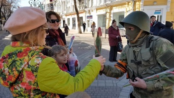 Новости » Общество: «Вежливые люди» в балаклавах дарили крымчанкам цветы