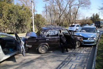 Новости » Криминал и ЧП: В центре Керчи произошла тройная авария