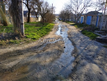 Новости » Коммуналка: В Керчи по улицам несколько дней течет вода