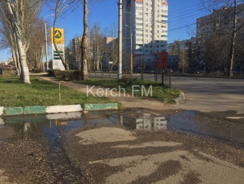 Новости » Общество: На Генерала Петрова произошел прорыв канализации