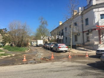 Новости » Общество: В Керчи перекрыли въезд в переулок на Босфорском