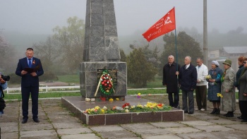 Новости » Общество: К братским могилам керчане возложили цветы