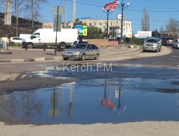 Новости » Общество: До прорыва коллектора на Самойленко никому нет дела