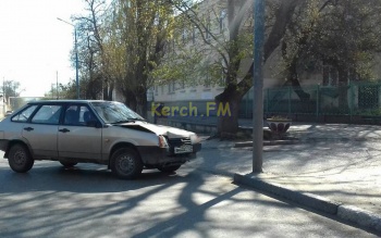 Новости » Криминал и ЧП: В Керчи утром на Чкалова у детской больницы ВАЗ въехал в столб