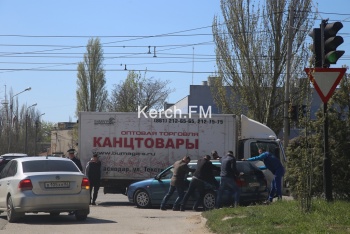 Новости » Криминал и ЧП: На Фурманова-Горького произошла авария, есть пострадавшие