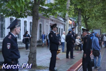 Новости » Общество: Для построения в колонну факельного шествия нужно пройти через рамки металлоискателя