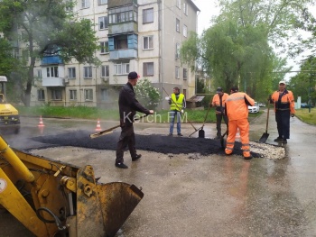 Новости » Общество: Ямы на 1-ой Пятилетки в Керчи «латали» в дождь