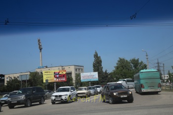 Новости » Общество: Из-за новой разметки и узких полос в центре Керчи образовалась пробка