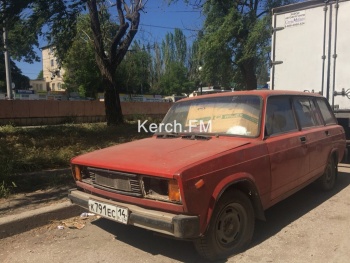 Новости » Общество: В Керчи около центрального рынка неизвестные устроили парковку заброшенных машин