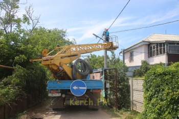 Новости » Общество: Да будет свет: Керченский РЭС установил новое ТП на промбазовских дачах