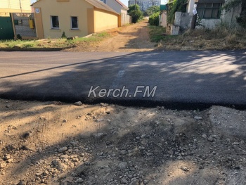 Новости » Общество: Второй слой асфальта уже уложили на ул. Зябрева