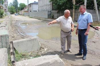 Новости » Общество: Бороздин пообещал во дворе на Горбульского подсыпать ямы асфальтовой крошкой