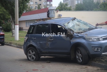 Новости » Криминал и ЧП: На Вокзальном шоссе в аварии иномарка перевернулась и вылетела на обочину