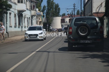 Новости » Общество: Будьте внимательнее: в Керчи на некоторых улицах нанесли «сплошную»