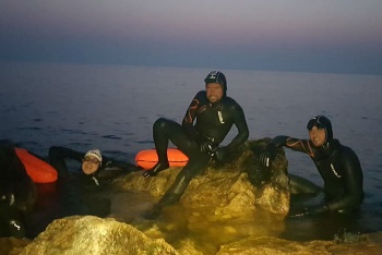 Новости » Общество: Керчане сутки провели в ледяной воде