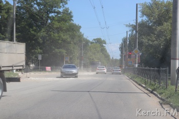 Новости » Общество: Вокзальное шоссе в Керчи открыли, но часть дороги разбита