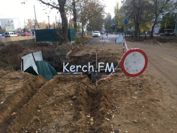 Новости » Общество: В Керчи на Борзенко оградили яму только после падения авто в нее