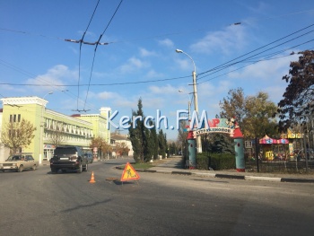 Новости » Общество: Водители, внимательнее: на Кирова в Керчи находится открытый люк