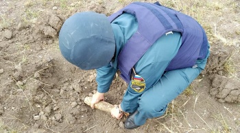 Новости » Общество: Взрывотехники МЧС обезвредили в Керчи и Ленинском районе пять авиабомб времен войны