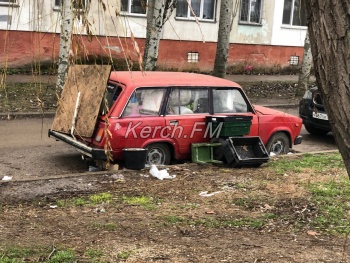 Новости » Общество: Машина-свалка стоит в центре Керчи у рынка