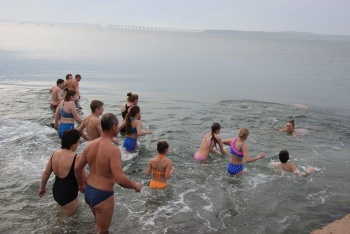 Новости » Общество: Более 50 керчан окунулись в холодную воду Керченского пролива