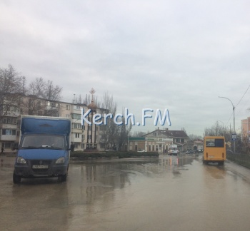 Новости » Общество: На Желябова в Керчи произошел порыв водовода