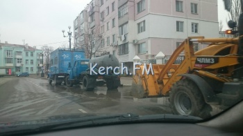 Новости » Общество: В Керчи на Карла Маркса водоканал разрыл яму