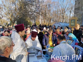 Новости » Общество: В Керчи в каждой православной церкви прошли крещенские богослужения