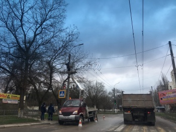 Новости » Общество: На Вокзальном шоссе пилили деревья