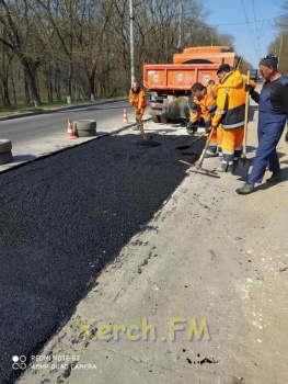 Новости » Общество: Водоканал Керчи восстанавливает дорожное полотно по Вокзальному шоссе