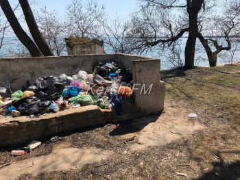 Новости » Общество: Керчане пожаловались на несколько свалок мусора в районе Аршинцевского пляжа