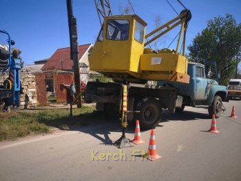 Новости » Общество: Керченский РЭС  меняет аварийные опоры на улице Зябрева