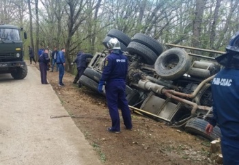 Новости » Криминал и ЧП: В Крыму спасали водителя из перевернувшегося КАМАЗа