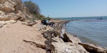 Новости » Общество: Упавшую с обрыва в море машину  в Керчи начали разбирать