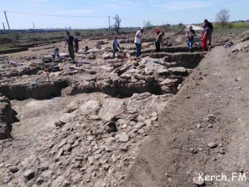 Новости » Общество: По Гаспринского в Керчи продолжают археологические раскопки