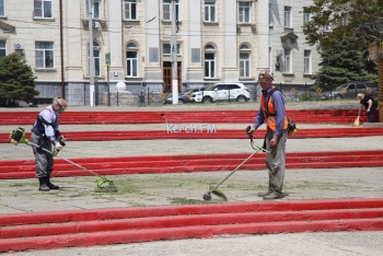 Новости » Общество: В Керчи на набережной начали наводить порядок