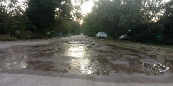 Новости » Общество: В Аршинцево второй день чистая вода заливает улицы