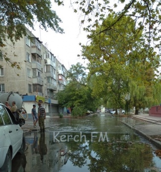 Новости » Общество: На Борзенко дорогу затопило водой