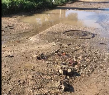 Новости » Общество: В Керчи с ночи напором течет чистая вода по улице