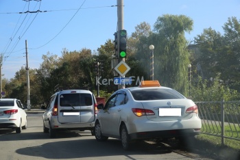 Новости » Общество: В Керчи столкнулись «Lada» и «Nissan»