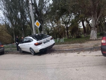 Новости » Криминал и ЧП: В Керчи произошла авария, «BMW» врезалась в ограждение